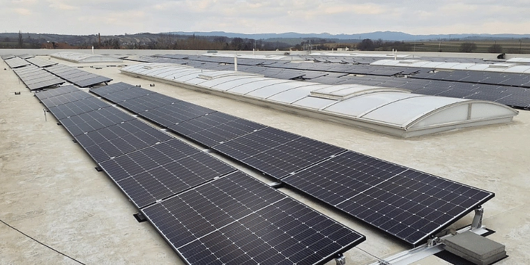 Technická budova s nainstalovanými fotovoltaickými panely na střeše